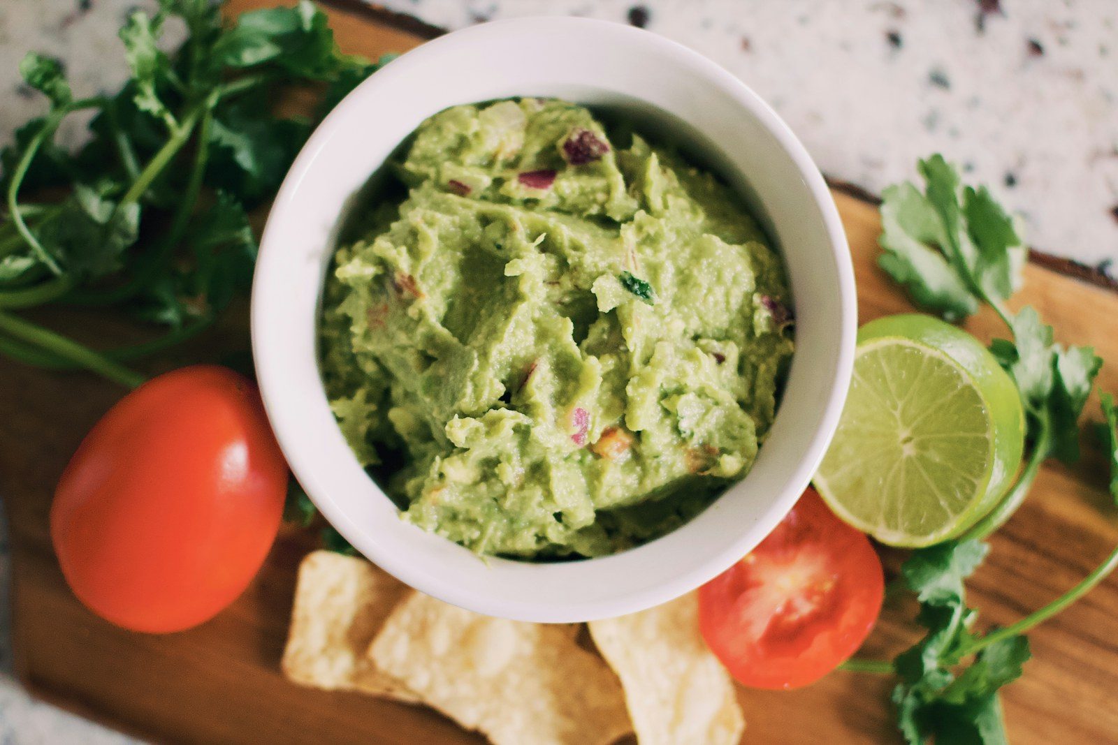 Miska guacamole z totopos i limonkami