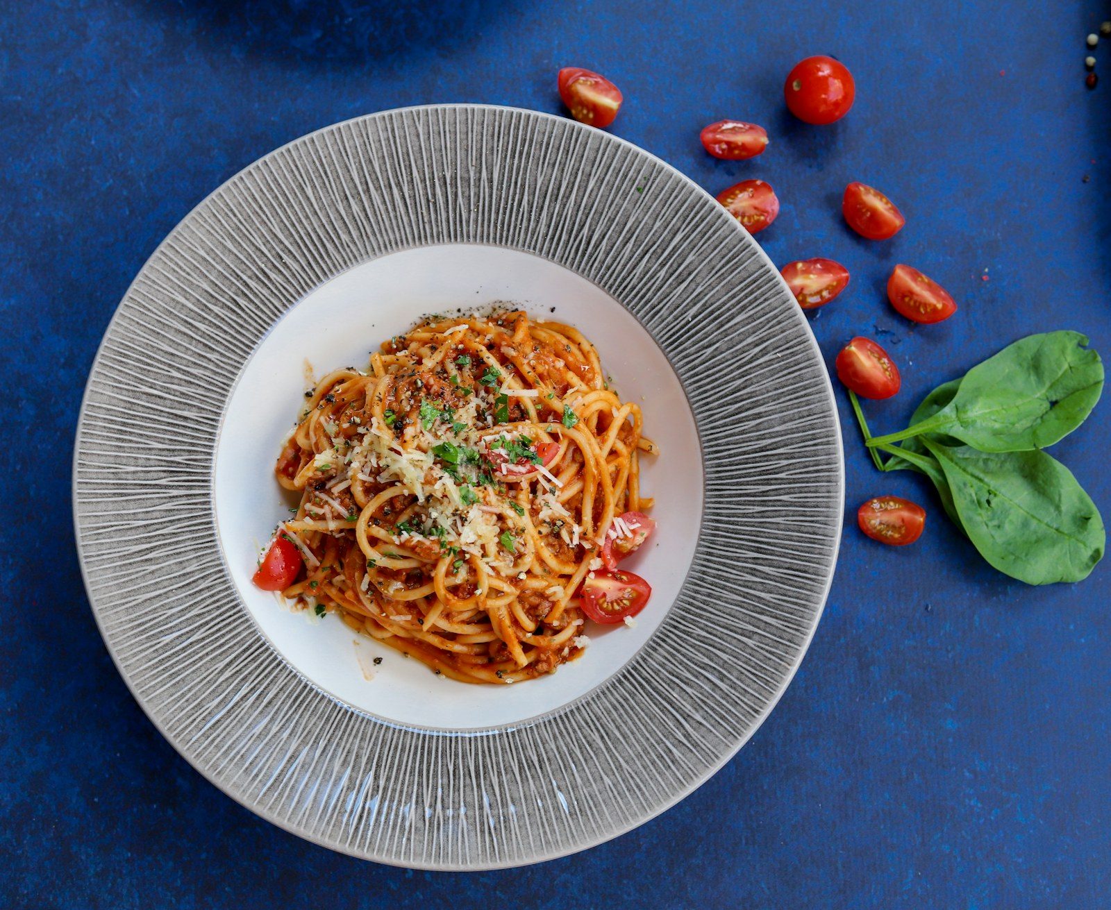 talerz spaghetti carbonara z grubo mielonym pieprzem i wiórkami pecorino